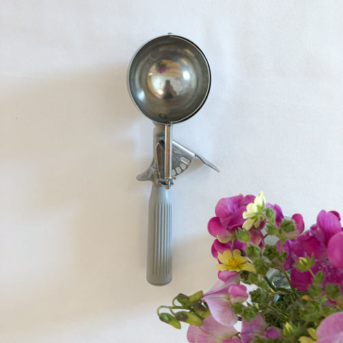 Stainless steel disher, 4 oz. Ice cream scoop or serving spoon. Size 8.